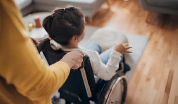 Матері дітей з інвалідністю стикаються з “пасткою бідності” та системними бар’єрами у працевлаштуванні – дослідження