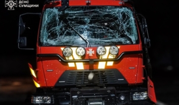 У Сумах російські війська завдали повторного удару по рятувальниках, пошкоджено пожежний автомобіль