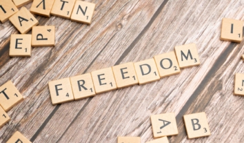 Світ втрачає свободу вже двадцятий рік поспіль: у 2025 році погіршення зафіксували у 54 країнах, а покращення – лише у 35