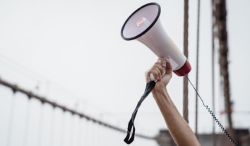 У світі зростає кількість автократій, водночас звужуються базові права і посилюється тиск на свободу слова – звіт Freedom House