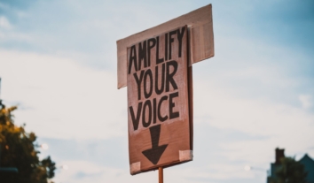 Системний тиск на свободу вираження поглядів, медіа та суди підриває права людини у всьому світі – звіт Freedom House