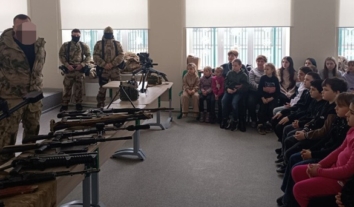 На окупованій Херсонщині російські військові провели “патріотичний урок мужності” для школярів