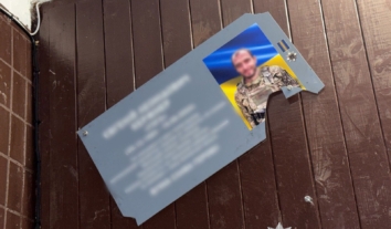 Киянину закидають дрібне хуліганство за пошкодження меморіальної дошки полеглому військовому