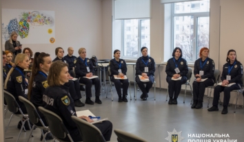 Поліціянтів служби 102 вчили, як спілкуватися з людьми в кризі