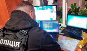 Поліціянти у різних регіонах викрили дорослих на втягуванні дітей у порно