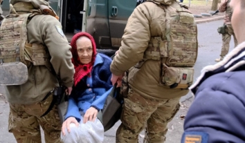 З-під обстрілів РФ евакуювали чи не останніх мешканців зруйнованого села та родину, яка втретє шукатиме новий дім