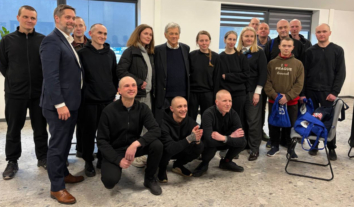 У Білорусі після багаторічного увʼязнення звільнили 250 людей, серед них – правозахисники та журналісти. Частину з них депортували до Литви