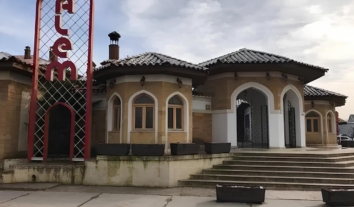 В окупованому Криму підприємці знімають літери з вивісок, щоб обійти російський мовний закон