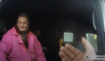 На Херсонщині поліціянти евакуювали трьох цивільних із прифронтової Гаврилівки