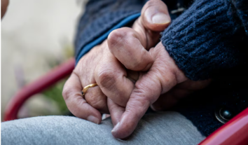 В Італії жінка з тяжкою формою розсіяного склерозу вчинила асистоване самогубство через пристрій керований очима