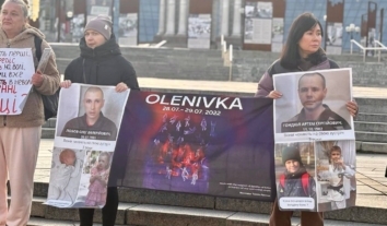 “Родини виходять на акції, коли їх не чують та показово ігнорують”: “Спільнота Оленівки” вимагає зустрічі з президентом України