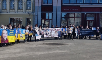 Чекаємо не квітів — чекаємо своїх: у Києві нагадали про тисячі цивільних бранців  у російській неволі