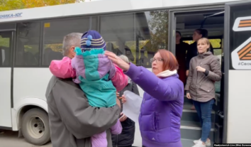 Викрадених з Херсона дітей Росія віддає в усиновлення: журналісти знайшли анкети на держпорталі