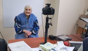 100-річна мешканка Донеччини подала документи на закордонний паспорт для поїздки до онуки