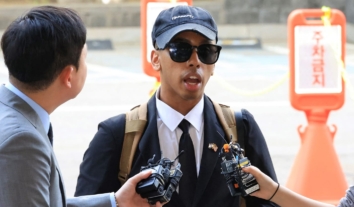 Південна Корея засудила до ув’язнення американського ютубера, який насміхався з пам’ятника постраждалим від сексуального рабства