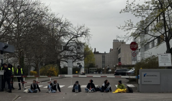 Протест проти зброї: у Берліні активісти приклеїли себе до дороги біля оборонного заводу Rheinmetall