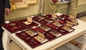 Президент відзначив 17 представників корінних народів Криму державними нагородами та званнями