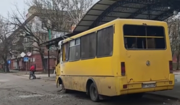 Через ранковий удар росіян по маршрутці у Херсоні дістали травм семеро людей