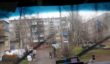 Кілька родин з дітьми та тваринами евакували з-під російських ударів у Дружківці