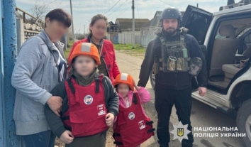 На Херсонщині із зони обов’язкової евакуації поліцейські вивезли родину з двома дітьми