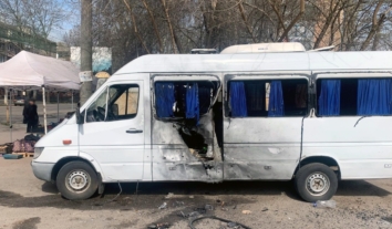 Окупанти обстріляли зупинку громадського транспорту в Корабельному районі Херсона. Загинула жінка, ще троє цивільних отримали травми