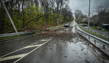 Через російські обстріли у семи регіонах Україні люди подекуди без світла