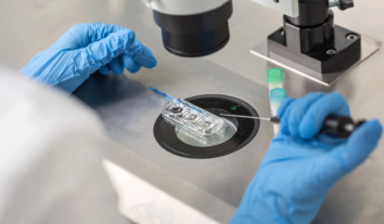 Апеляційний суд у Дніпрі закрив справу про ембріони між вдовою та батьками померлого