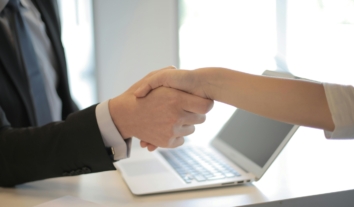 Уряд розробляє механізм звільнення для працівників із роботодавцями на окупованих територіях та в зоні активних бойових дій