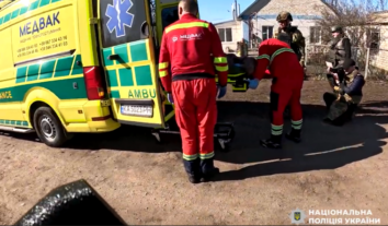 З Просяної на Дніпропетровщині “Білі янголи” евакуювали важко поранену жінку та батька з маломобільною донькою