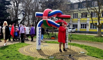 У Керчі окупаційна влада змінила символіку “вузла дружби”: замість України – прапори Росії та Білорусі