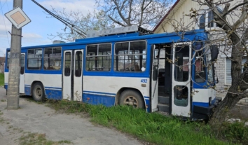 Впродовж дня армія РФ атакувала дронами транспорт у Херсоні: загинув водій тролейбуса, ще четверо людей поранені
