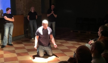 У Києві відбувся показ театральної вистави “Перехід”, створеної переселенцями