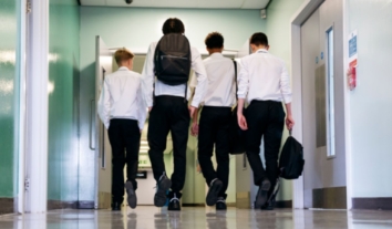 У школах Британії зростає рівень мізогінії: вчительки повідомляють про образи й приниження з боку учнів