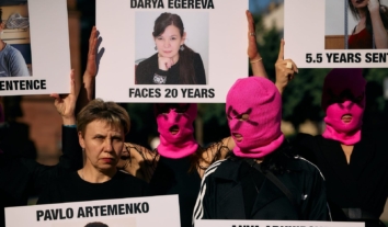 Pussy Riot у Франції відкрили виставку робіт політичних в’язнів із російських тюрем, серед них — українці