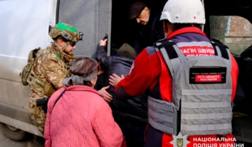 З-під російських обстрілів у селі на Донеччині допомогли поїхати у безпеку двом десяткам літніх та підлітку