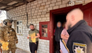 На Дніпропетровщині викрили групу, яка під виглядом урядової допомоги могла викрасти у переселенців мільйони гривень