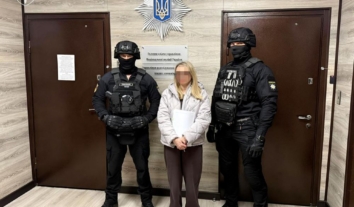 У Житомирі викрили матір, яка могла знімати порно з донькою, поки та спить