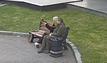 У Луцьку дівчина стріляла в тролейбус на зупинці: обійшлося без постраждалих