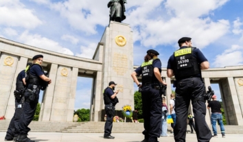 У Берліні заборонять російські, білоруські та радянські прапори й символіку Z і V на 8 та 9 травня