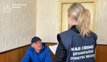 На Донеччині взяли в полон російського військового, який щоночі ґвалтував місцеву жительку. Йому вручили підозру