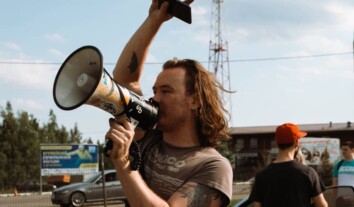 У відео про затримання “агента СБУ” росіяни використали старі кадри з Евгеном Шведом, двічі засудженим за проукраїнську позицію