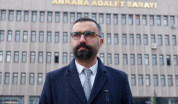 Журналіста Deutsche Welle звільнили з-під варти в Туреччині, але суд у справі про образу Ердогана триває