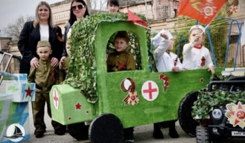 В окупованій Керчі в дитсадку організували “Парад Перемоги”