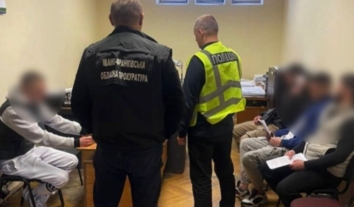 П’ятеро юнаків на Франківщині могли викрасти майже мільйон гривень з рахунків більше як 30 людей