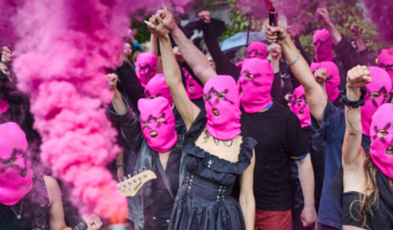 “Кров – це мистецтво Росії”: FEMEN і Pussy Riot провели акцію біля російського павільйону у Венеції