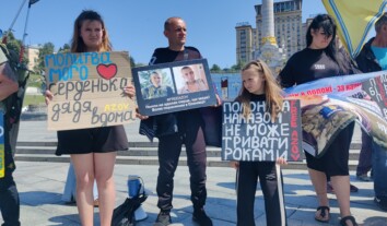 “Влада нас ігнорує”: у центрі Києва провели акцію на підтримку полонених азовців “Влада нас ігнорує”: у центрі Києва провели акцію на підтримку полонених азовців