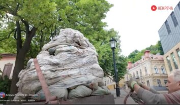 В Киеве демонтировали памятник Булгакову В Киеве демонтировали памятник Булгакову