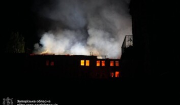 Из-за удара россиян ночью в Запорожье погиб человек, а семеро пострадали (обновлено) Из-за удара россиян ночью в Запорожье погиб человек, а семеро пострадали (обновлено)