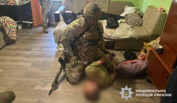 В Ужгороді чоловік із зброєю утримував дружину та дитину: його затримали спецпризначенці
