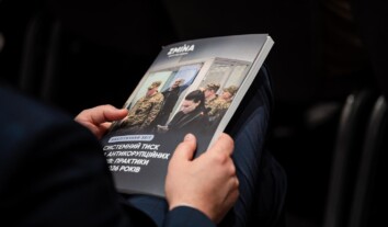 Заламані руки, погрози та відібрані телефони: свідчення детективів НАБУ про силові обшуки у липні минулого року